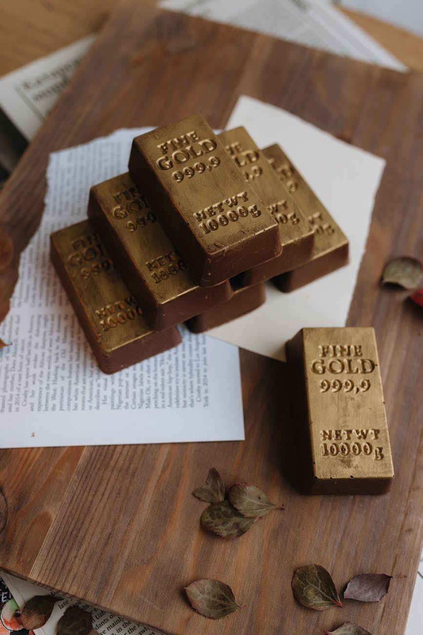 Gold Falls as Traders Shift Focus to U.S. Economic Data